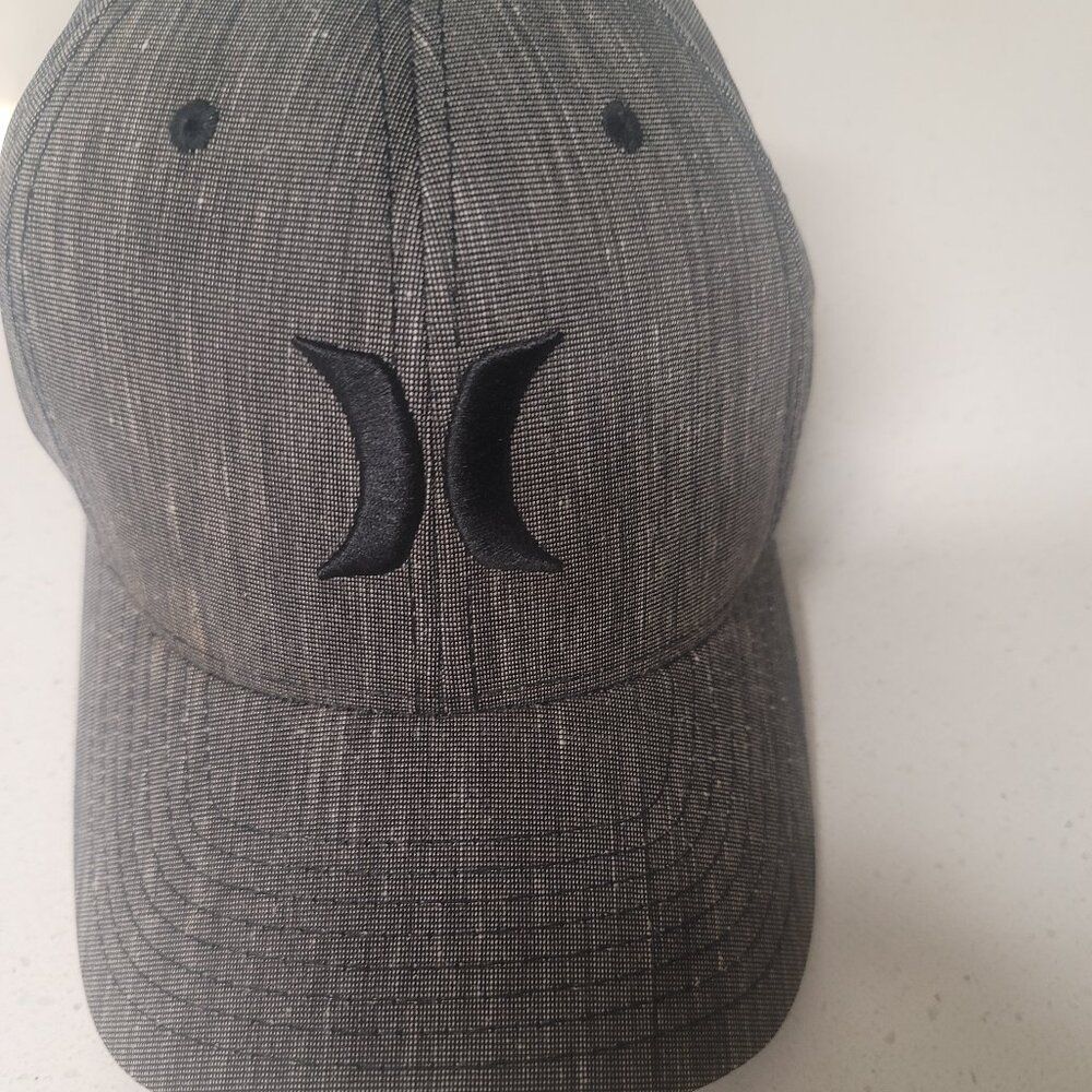 Hurley Yupoong FlexFit Glitch Black Embroidered Logo Size Small/Medium Pre-Owned